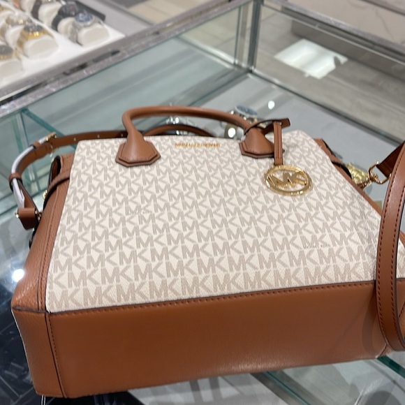 MICHAEL KORS
Mercer Medium Logo and Leather Belted Satchel Crossbody
Vanilla
NWT - Picture 12 of 16